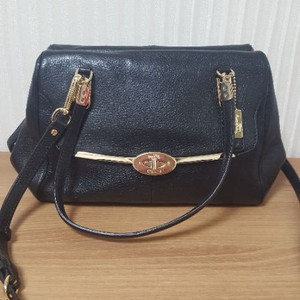 코치 숄더백 저렴하게 드려요