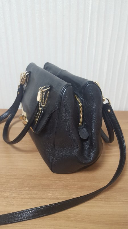 코치 숄더백 저렴하게 드려요--1