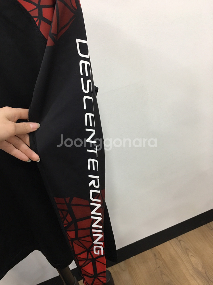 데상트 정품 남자 래시가드--1