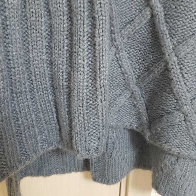 진회색 터틀넥 슬릿 니트--1