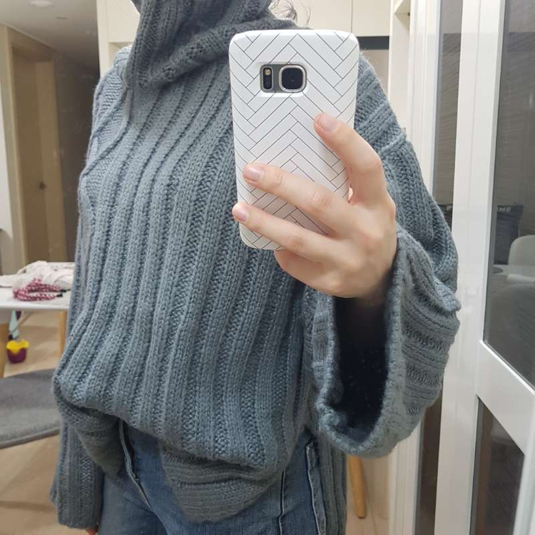 진회색 터틀넥 슬릿 니트--2