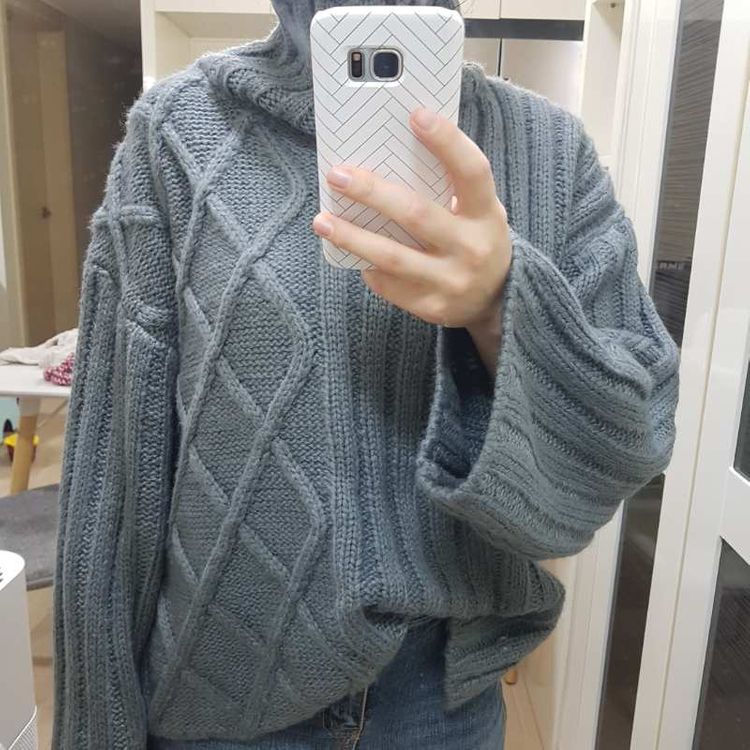 진회색 터틀넥 슬릿 니트--4