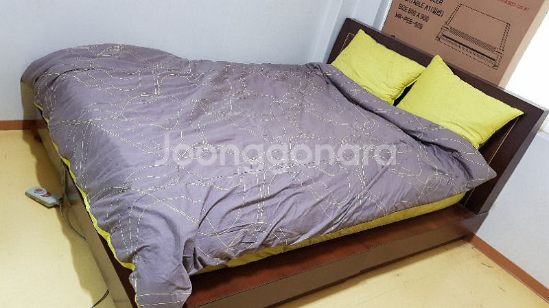 퀸사이즈 침대 프레임(매트리스는 무료)--1