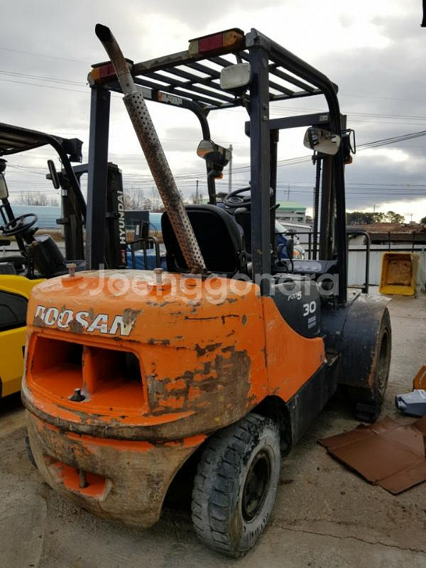 두산 디젤지게차3톤--1