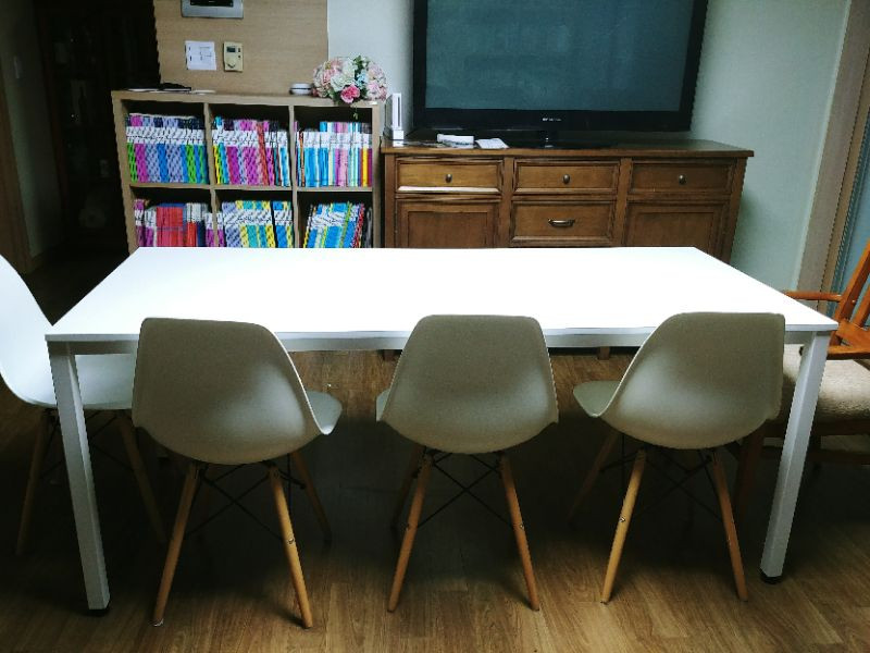 사무용 테이블(의자포함) 이미지