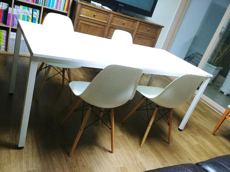 사무용 테이블(의자포함) 이미지