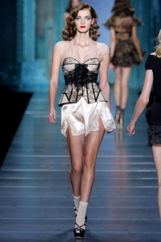 크리스챤 디올 Christian Dior 코르셋  이미지