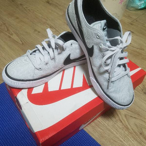 나이키 프리모 코트 퓨어플래티넘