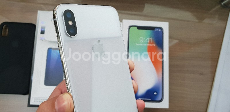 아이폰X 256GB 실버 언락폰 판매합니다.--1