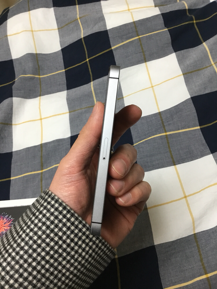 아이폰SE 64g 스페이스그레이 팝니다--4