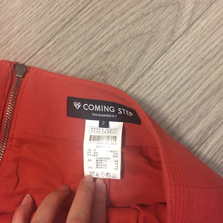 커밍스텝 오렌지레드 미니 스커트--2