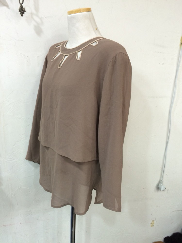 비즈넥 펀칭이중블라우스--3