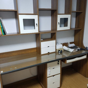 2인용 책상 팝니다. 가격 할인 들어갑니다.