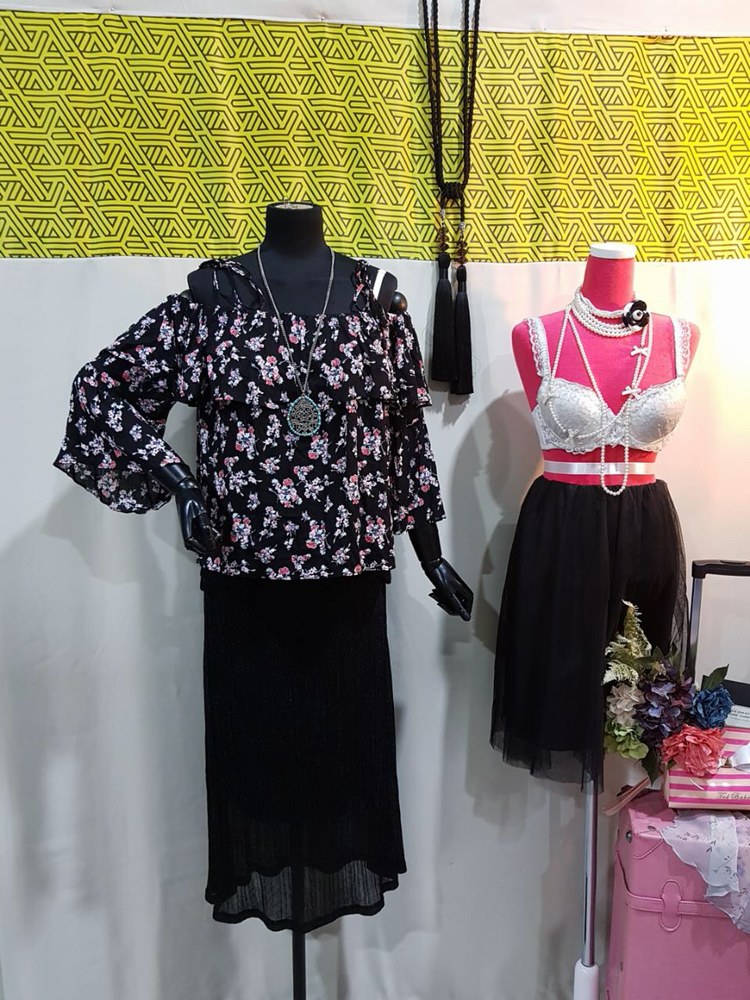 오프숄더 끈 블라우스 이미지