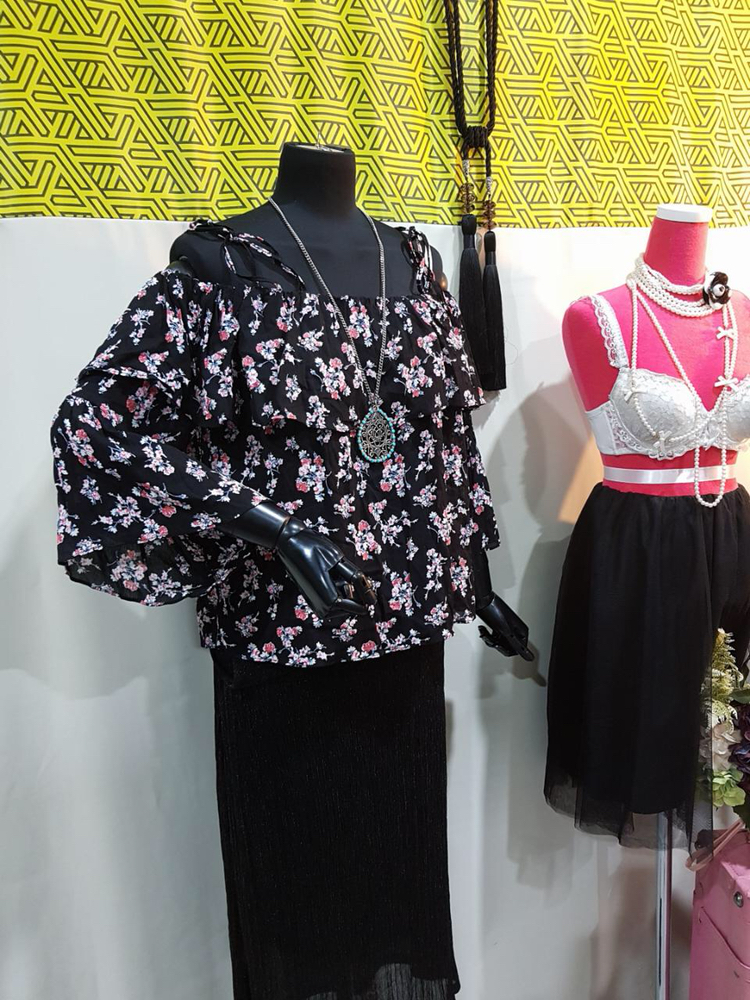 오프숄더 끈 블라우스 이미지