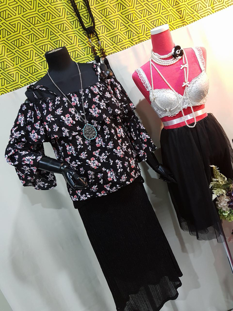 오프숄더 끈 블라우스 이미지