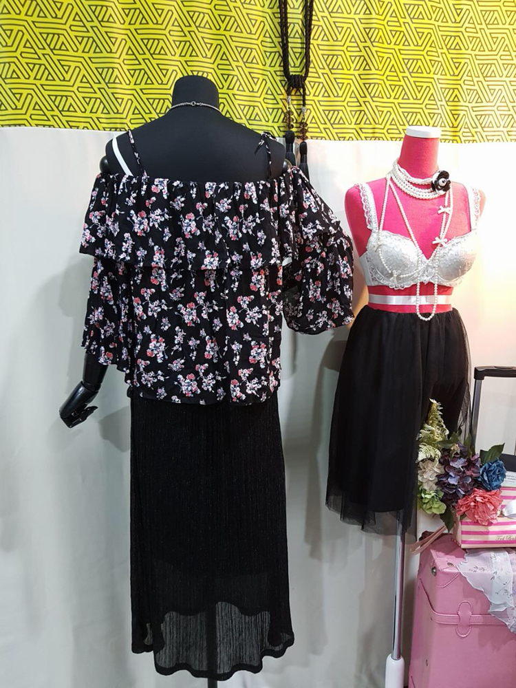 오프숄더 끈 블라우스 이미지