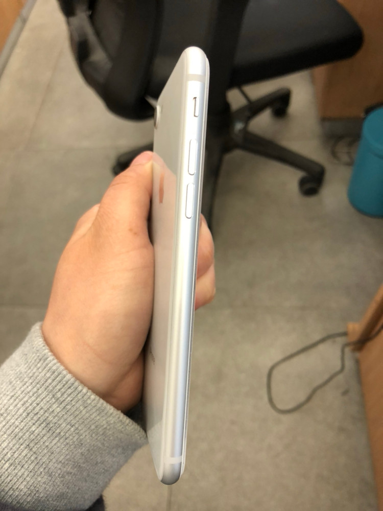 아이폰8 64G 실버 판매 합니다--1