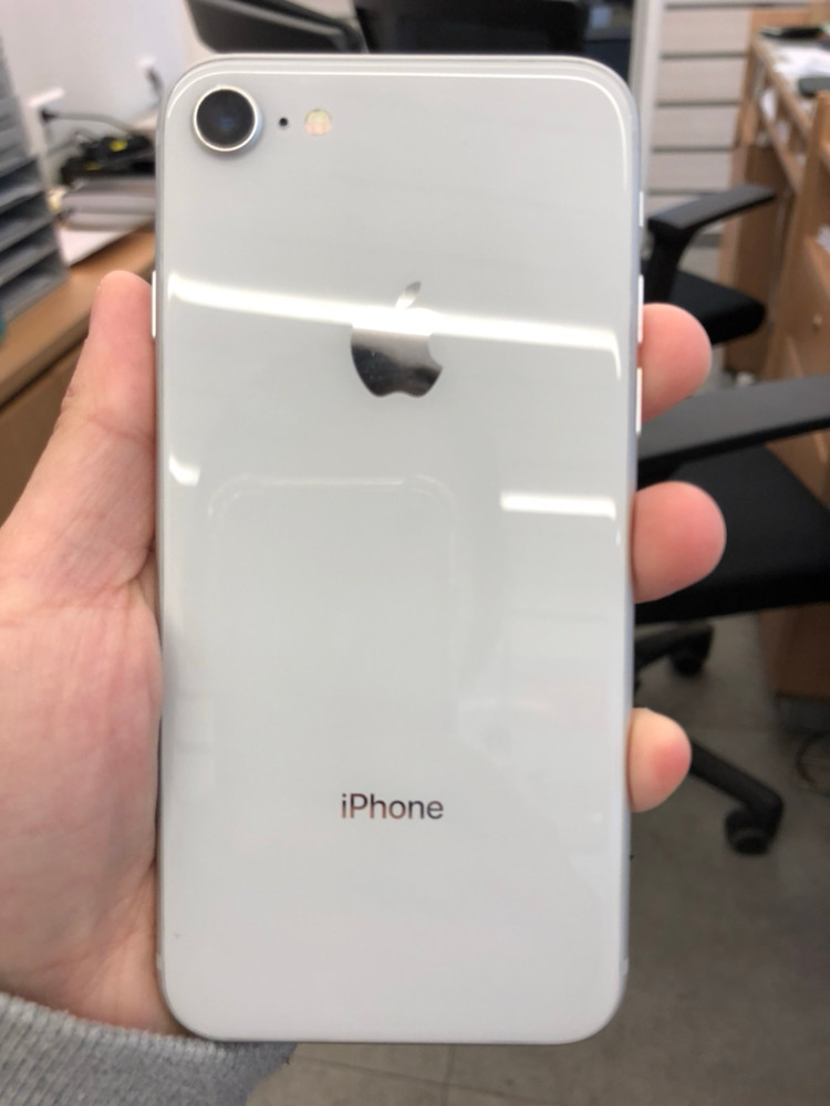 아이폰8 64G 실버 판매 합니다--2