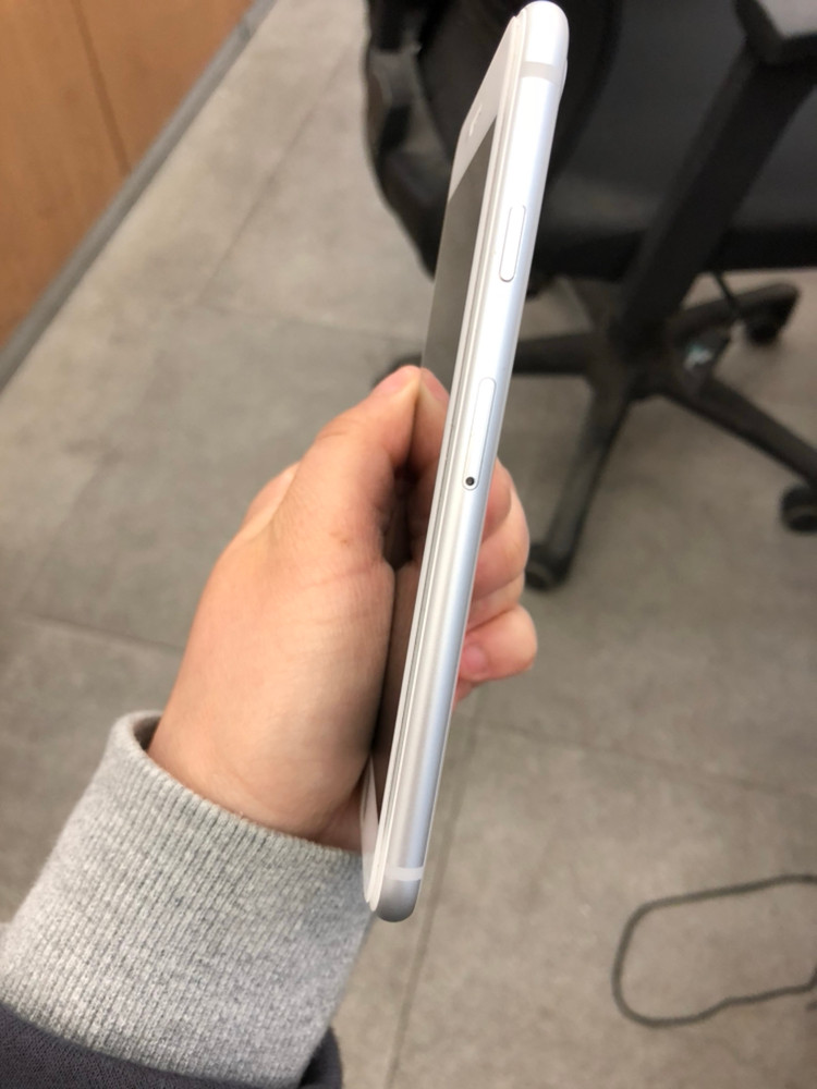 아이폰8 64G 실버 판매 합니다--3