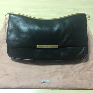 미우미우 클러치백