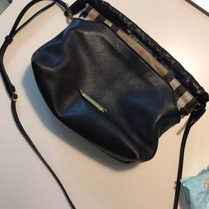 버버리 리틀크러쉬백 블랙색상 판매 광주롯데매장구매