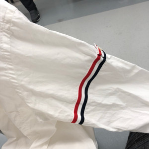 톰브라운 암밴드 셔츠