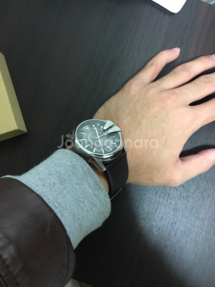 착샷o 남성 디젤 가죽시계--4