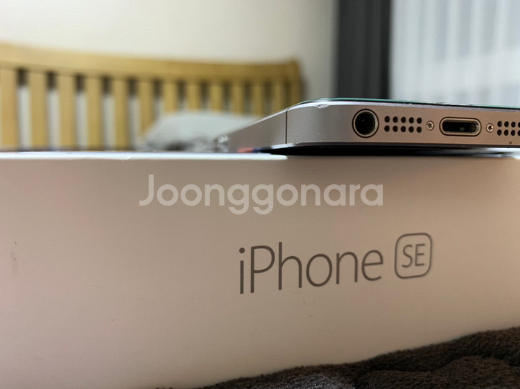 아이폰se 스페이스그레이 64g 팝니다--2
