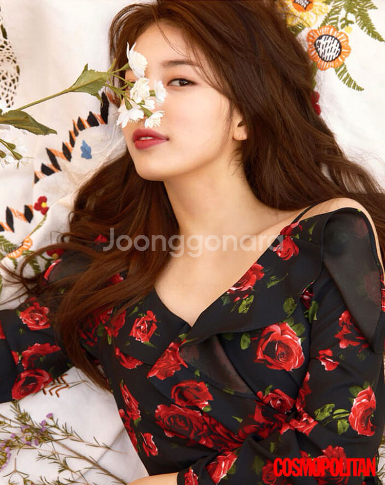 수지 게스 플라워 콜드숄더 랩블라우스--0