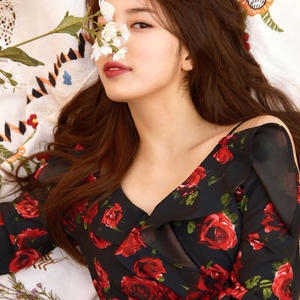 수지 게스 플라워 콜드숄더 랩블라우스