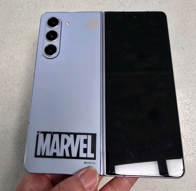 폴더블 스마트폰 512GB 이미지